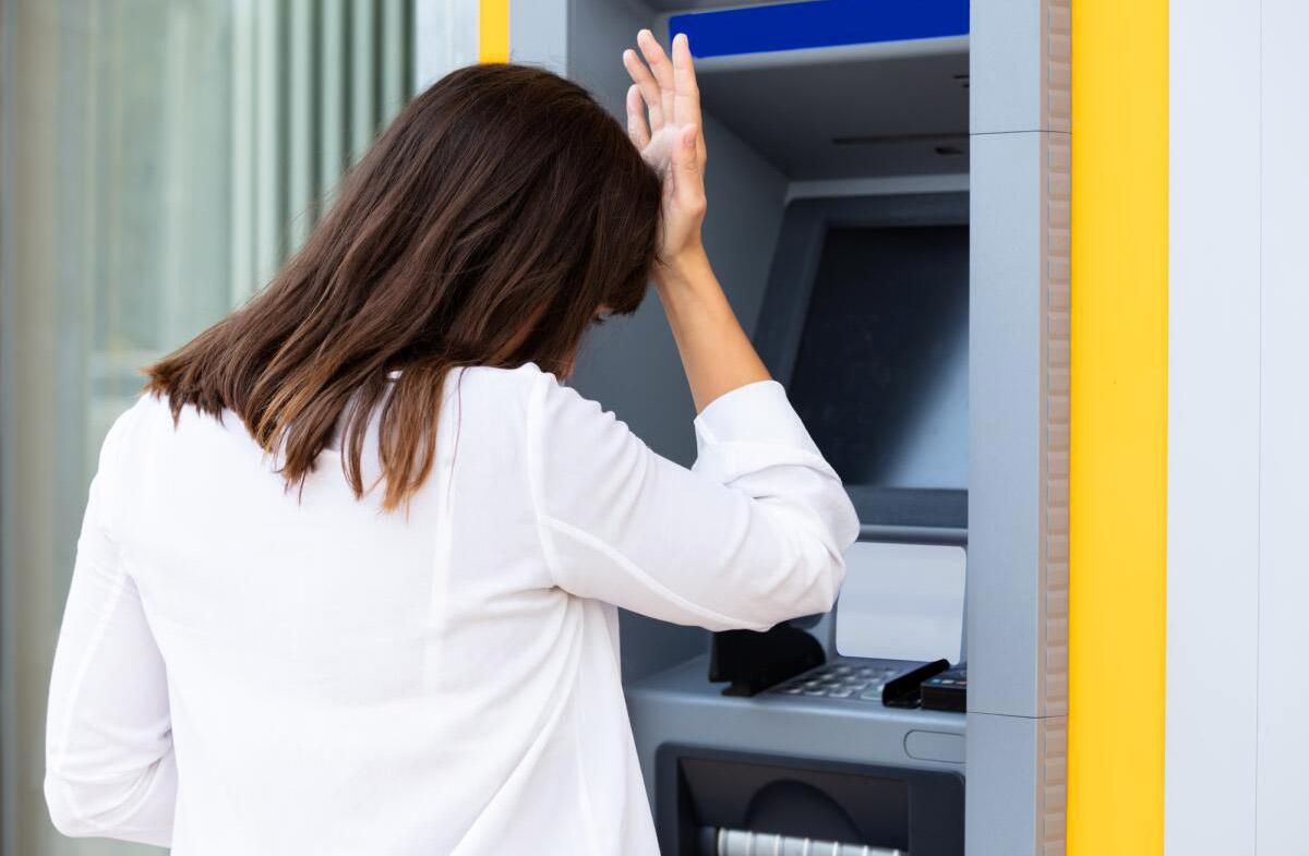 Как можно снять деньги со счета, если банкомат съел карту