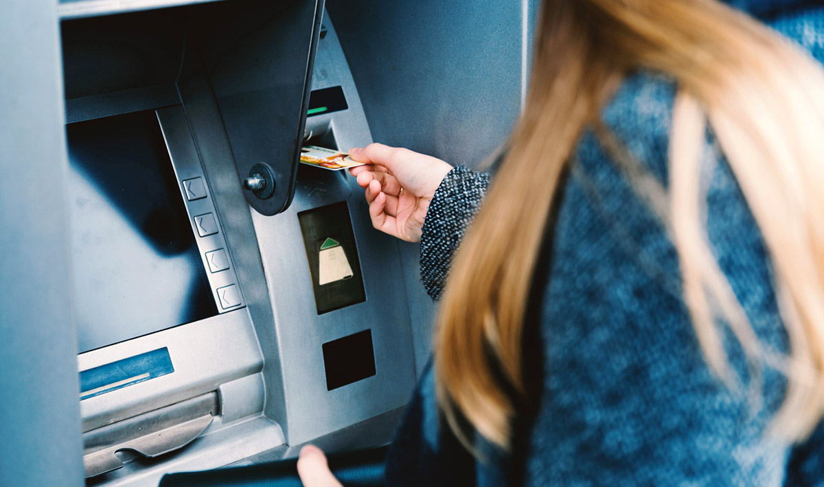 Почему банковский автомат забирает и не возвращает карту